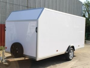 Remolque Fly Pro caja cerrada – panel sándwich y chasis inoxidable AISI-304 (750 kg a 1500 kg)
